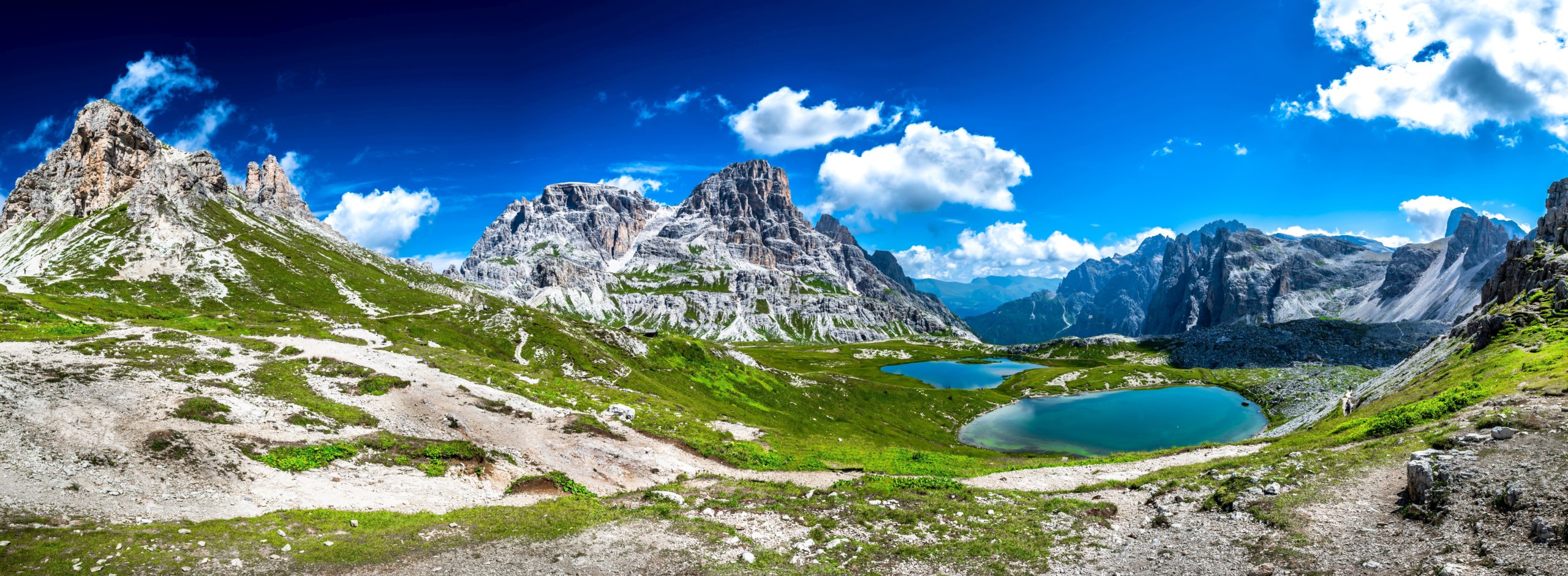 Alpine,Landscape,With,Mountain,Peaks,And,Clear,Lakes,At,The