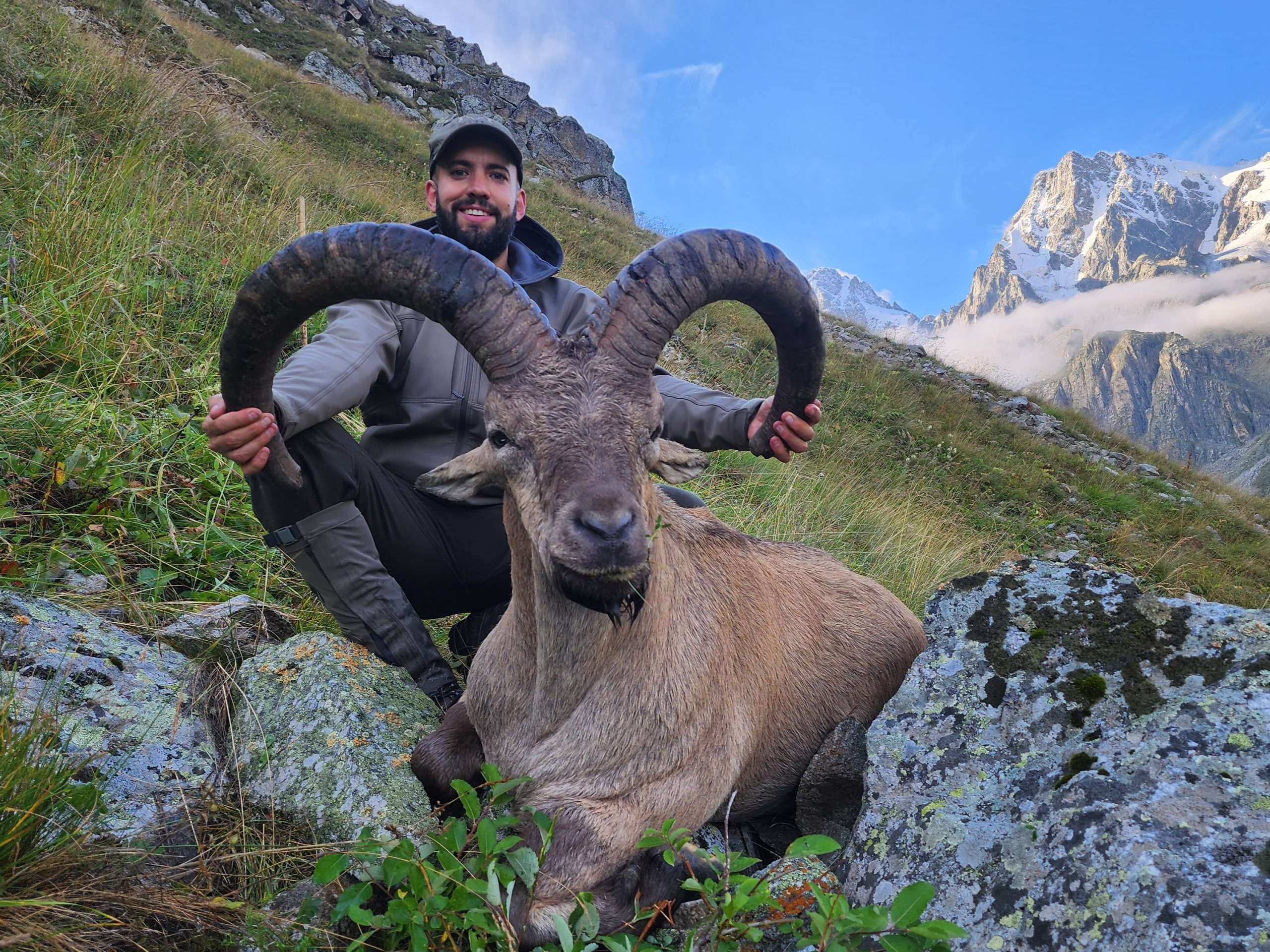 mid-caucasian-tur-hunt